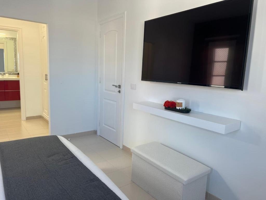 Bedroom television and dresser — Golden View Costa Adeje photo gallery